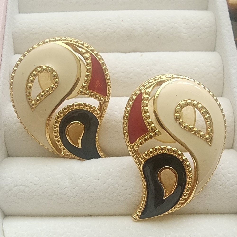 Avon Elegant Gold Tone and Cream Earrings‎